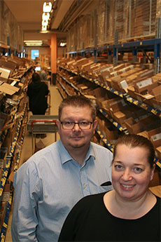 Jonas Peterzén, lagerchef Dermarome och Johanna Alm, ekonomichef Dermarome.