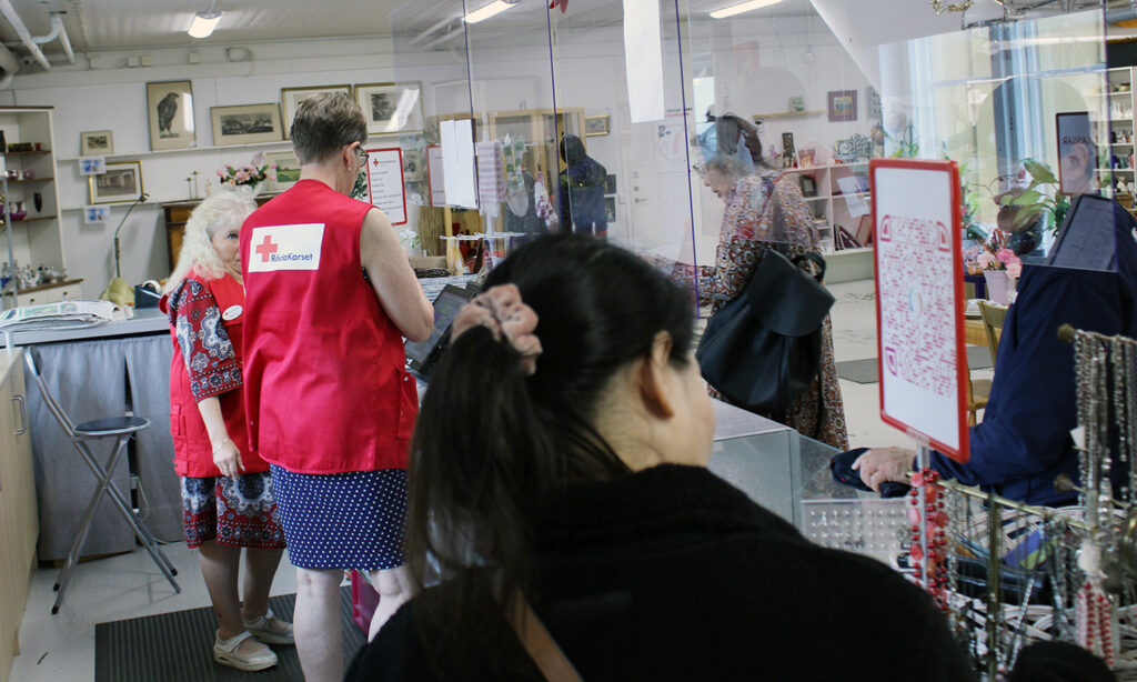 Vi besöker Röda Korsets second hand-butik i Katrineholm.