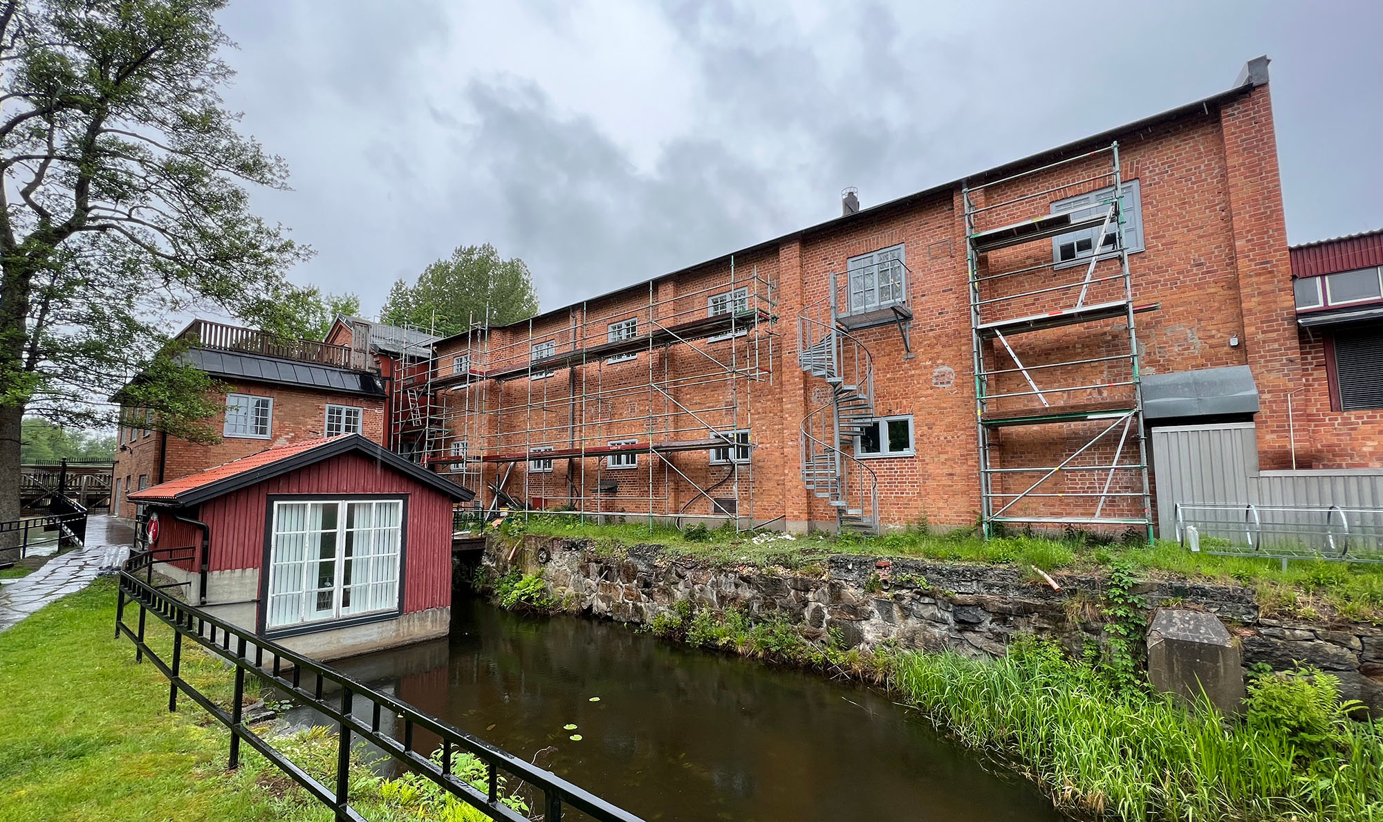 KIAB renoverar och putsar upp fasaderna i Värmbols Industriområde.