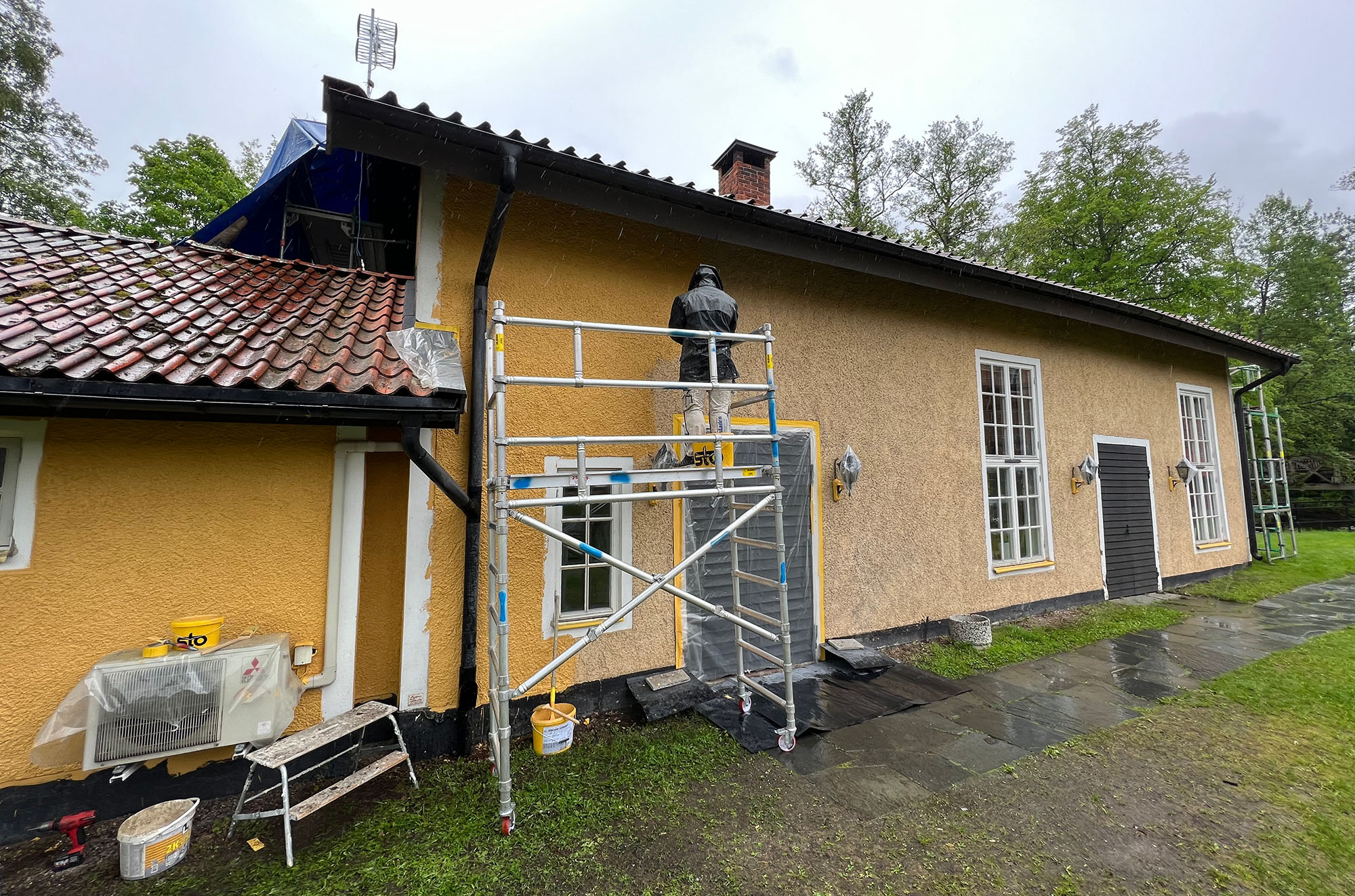 KIAB renoverar och putsar upp fasaderna i Värmbols Industriområde. Här blir det lite gulare väggar.