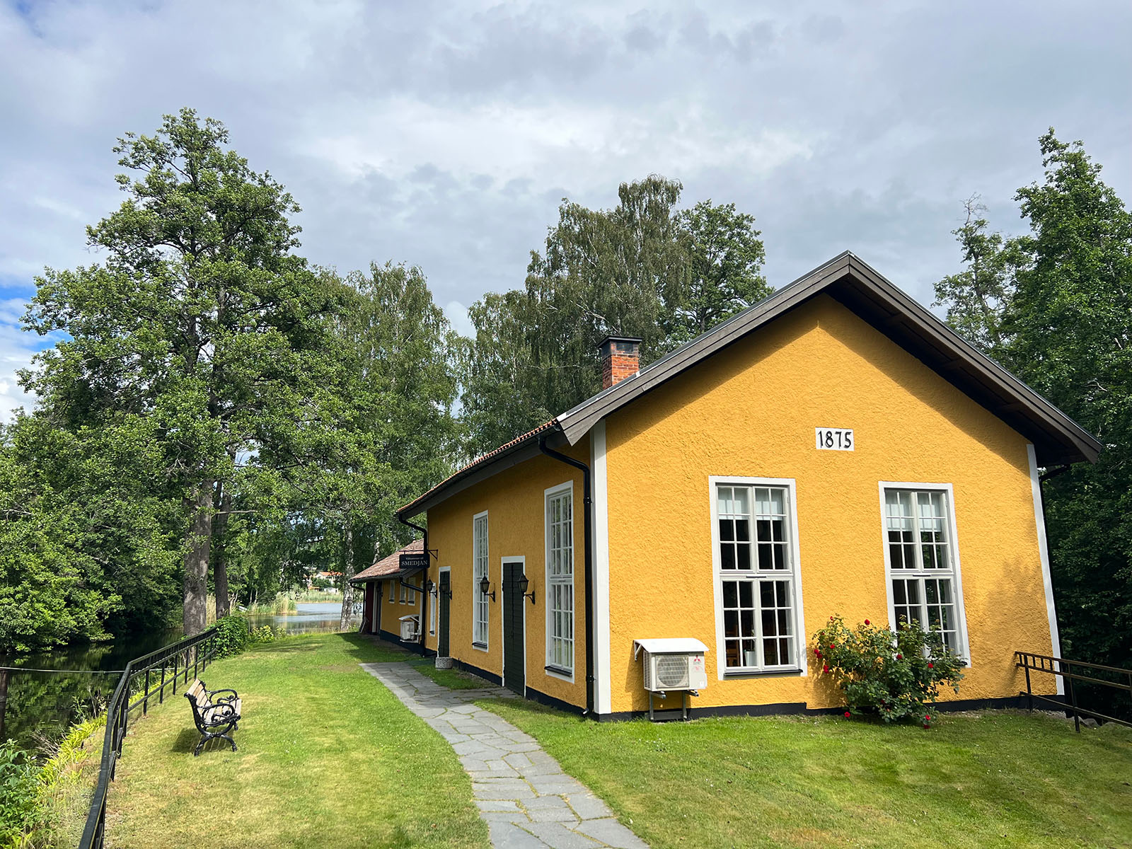 Festlokalen Smedjan med nyrenoverad fasad i augusti 2022.