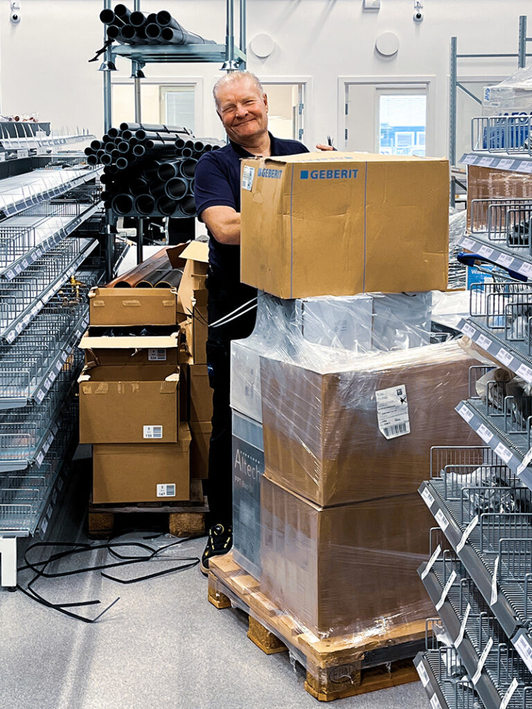 Bengt Andersson packar upp varor i butiken.