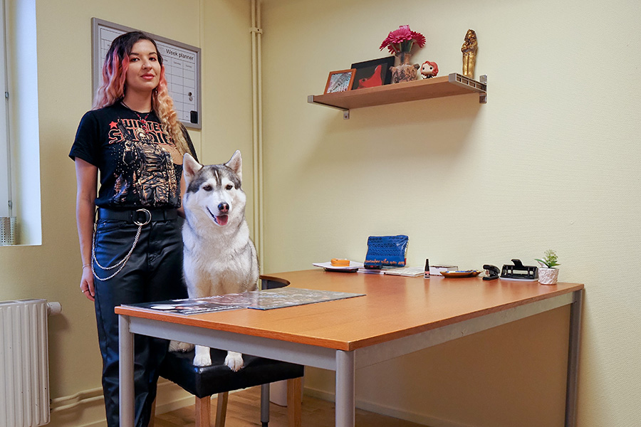 På Naomis kontor får även hennes hund Dani vara.