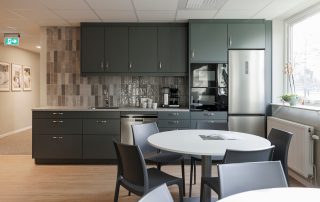 Billerud – pentry Bilden visar det nya moderna köket i i varma färger.