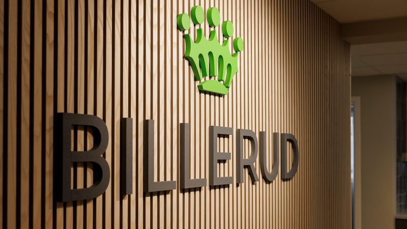 Bilden visar Billeruds logotyp mot fin träpanel