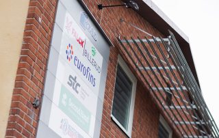 Billerud – fasadskylt Bilden visar fasadskylt: Billerud är en av flera hyresgäster i STC-huset.