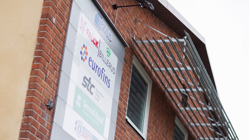 Bilden visar fasadskylt: Billerud är en av flera hyresgäster i STC-huset.