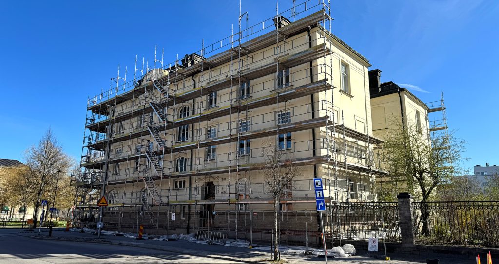 Kullbergska huset klätt med byggnadsställningar.