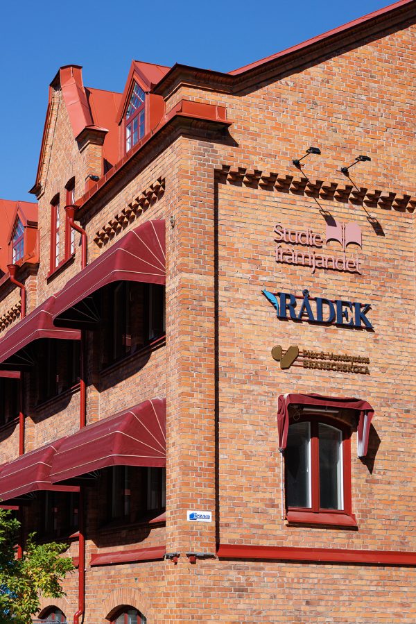 Rådeks är nu tydligt skyltade på fasaden.