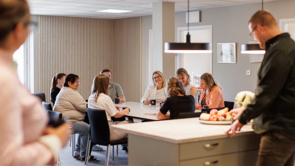 Bilden visar ljusa och inbjudande gemensamhetsytor.